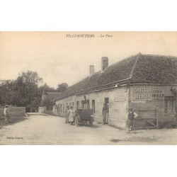 45 VILLEMOUTIERS. Voiture ancienne devant le Tabac sur la Place