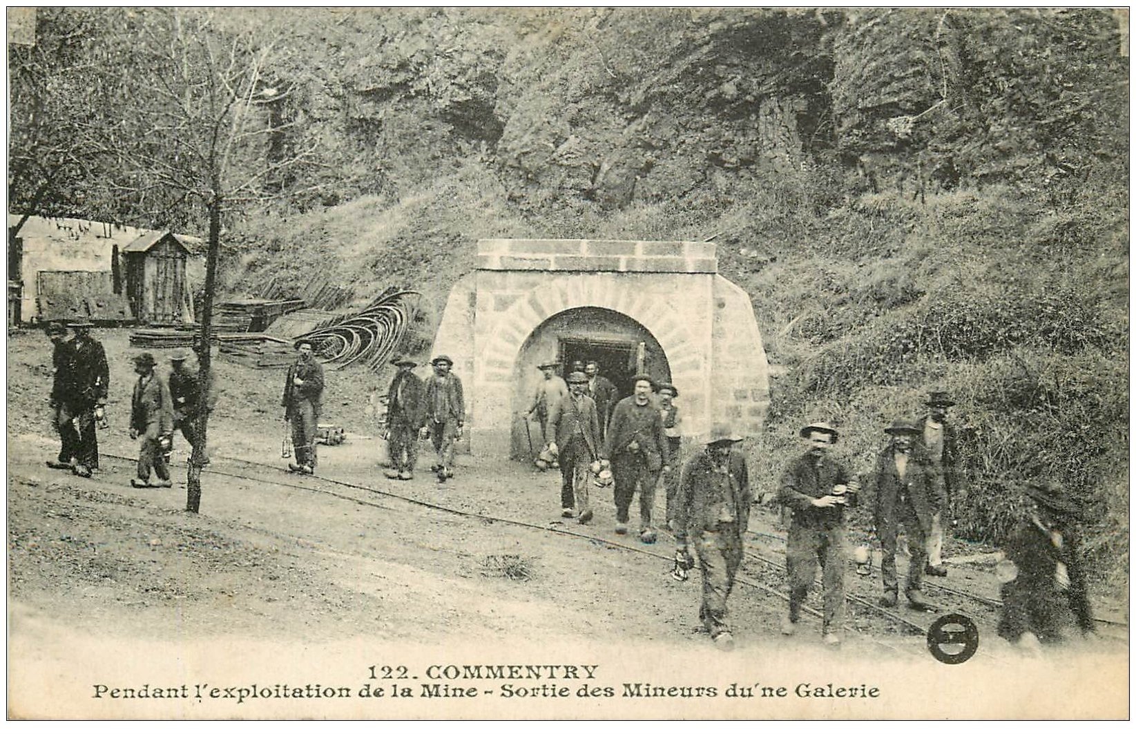 carte postale ancienne 03 COMMENTRY. 1924 sortie des Mineurs d'une Galerie de la Mine