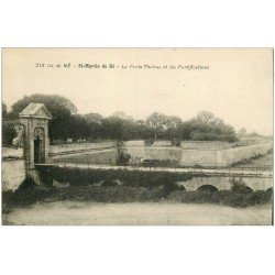 carte postale ancienne 17 SAINT-MARTIN-DE-RE. Porte de Thoiras et Fortifications. Tampon Colonie Toiras (timbre manquant)...