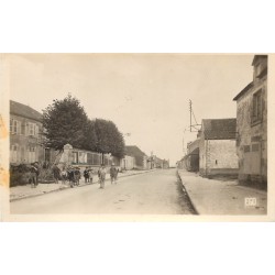 45 SOUGY. La Grande Rue Route de Chevilly groupe d'Enfants