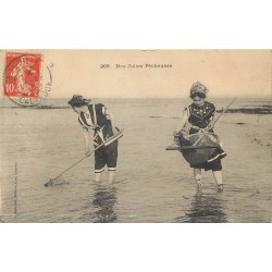 METIERS DE LA MER. Nos jolies pêcheuses de Crevettes 1910