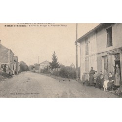 51 SOMME-BIONNE. Entrée du Village Route de Valmy bien animée