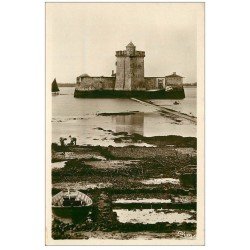 17 SAINT-TROJAN-LES-BAINS. Fort Chapus. Carte Photo avec Pêcheurs d'Huîtres