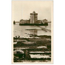 carte postale ancienne 17 SAINT-TROJAN-LES-BAINS. Fort Chapus. Carte Photo avec Pêcheurs d'Huîtres