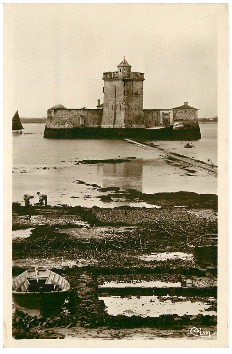 17 SAINT-TROJAN-LES-BAINS. Fort Chapus. Carte Photo avec Pêcheurs d'Huîtres