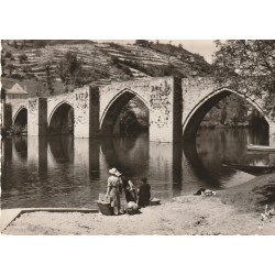 12 ENTRAYGUES. Pont sur la Truyère avec lavandières