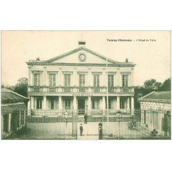 carte postale ancienne 17 TONNAY-CHARENTE. Hôtel de Ville bien animée