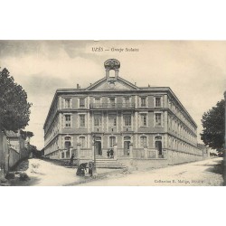30 UZES. Groupe Scolaire et femme à la fontaine 1914