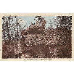 77 RECLOSES. Personnages sur la Grotte aux Curés 1938