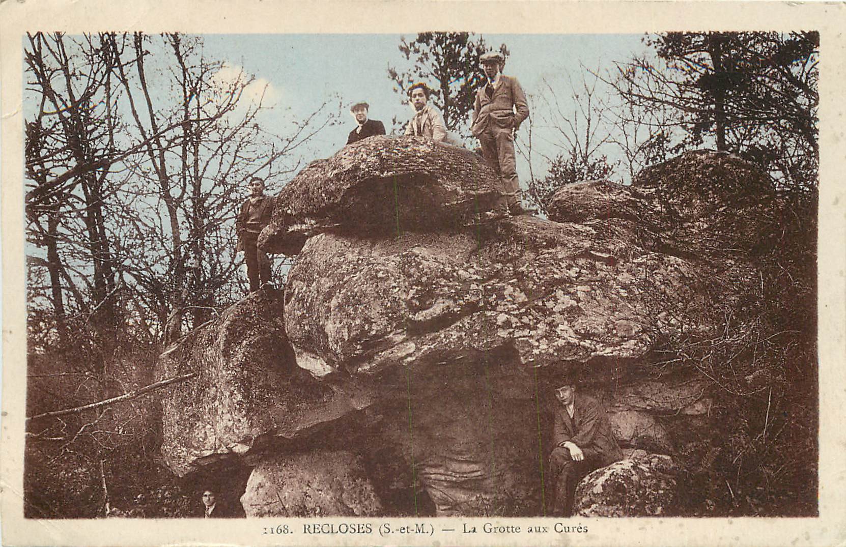 77 RECLOSES. Personnages sur la Grotte aux Curés 1938