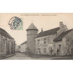 95 LE PLESSIS-LUZARCHES. Vieille Tour avec personnages 1906