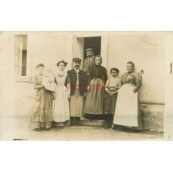 49 DOUE-LA-FONTAINE. Toute la Famille sur le perron de la Maison