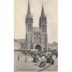 29 SAINT-POL-DE-LEON. Basilique et le Marché bien animé