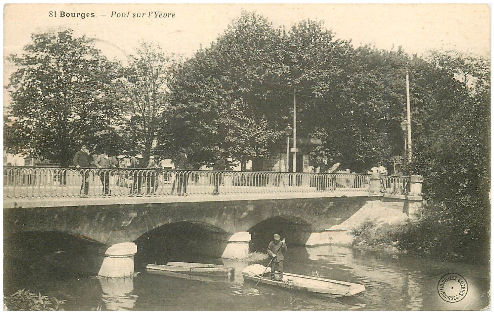 18 BOURGES. Animation sur le Pont et barques sur l'Yèvre 1906