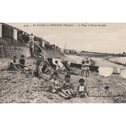 50 SAINT-VAAST-LA-HOUGUE. La Plage à l'heure du bain bien animée