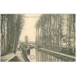 carte postale ancienne 18 BOURGES. Canal du Berry animé avec Péniches