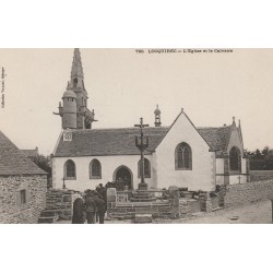 29 LOCQUIREC. Fidèles entrant à l'Eglise et le Calvaire
