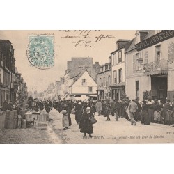 50 PONTORSON. Hôtel de Bretagne sur Grande Rue Jour de Marché 1906