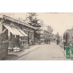 50 PONTORSON. Café et Train à la Gare vers 1910