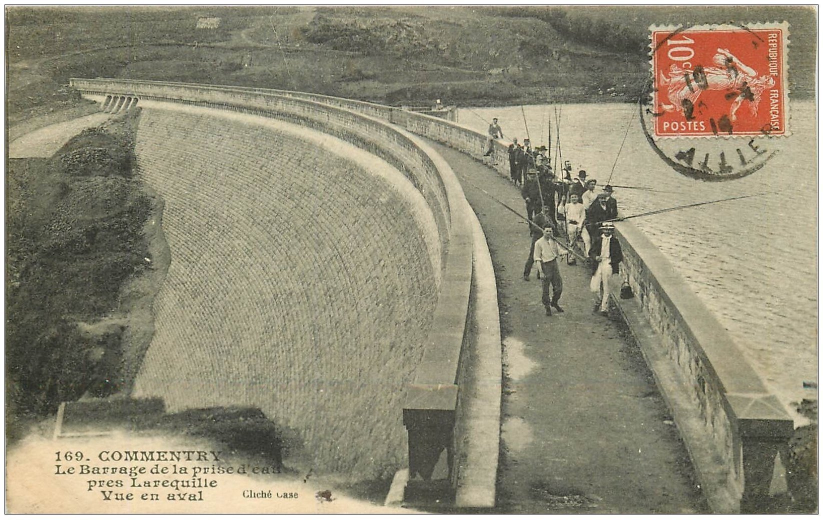 carte postale ancienne 03 COMMENTRY. Pêcheurs sur le Barrage 1914