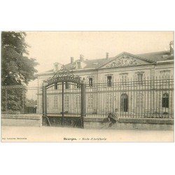 carte postale ancienne 18 BOURGES. Ecole d'Artillerie avec Enfant assis. Carte pionnière vers 1900 vierge