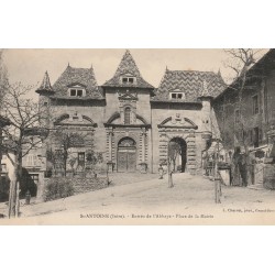 38 SAINT-ANTOINE. Entrée de l'Abbaye Place de la Mairie