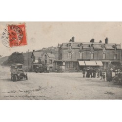 50 AVRANCHES. Route de la Gare à la Ville voitures, Autocar devant Hôtel Bonneau 1907