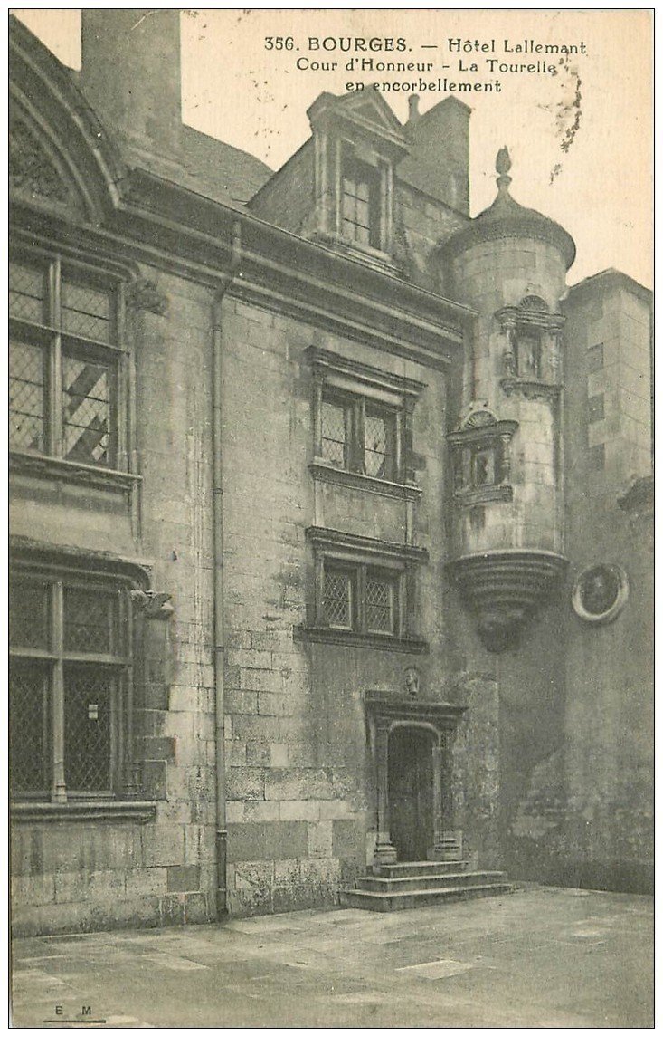 carte postale ancienne 18 BOURGES. Hôtel Lallemant. Cour d'Honneur et Tourelle