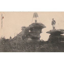 88 VALLEE DE CELLES. Le Coquin avec militaires vers 1909