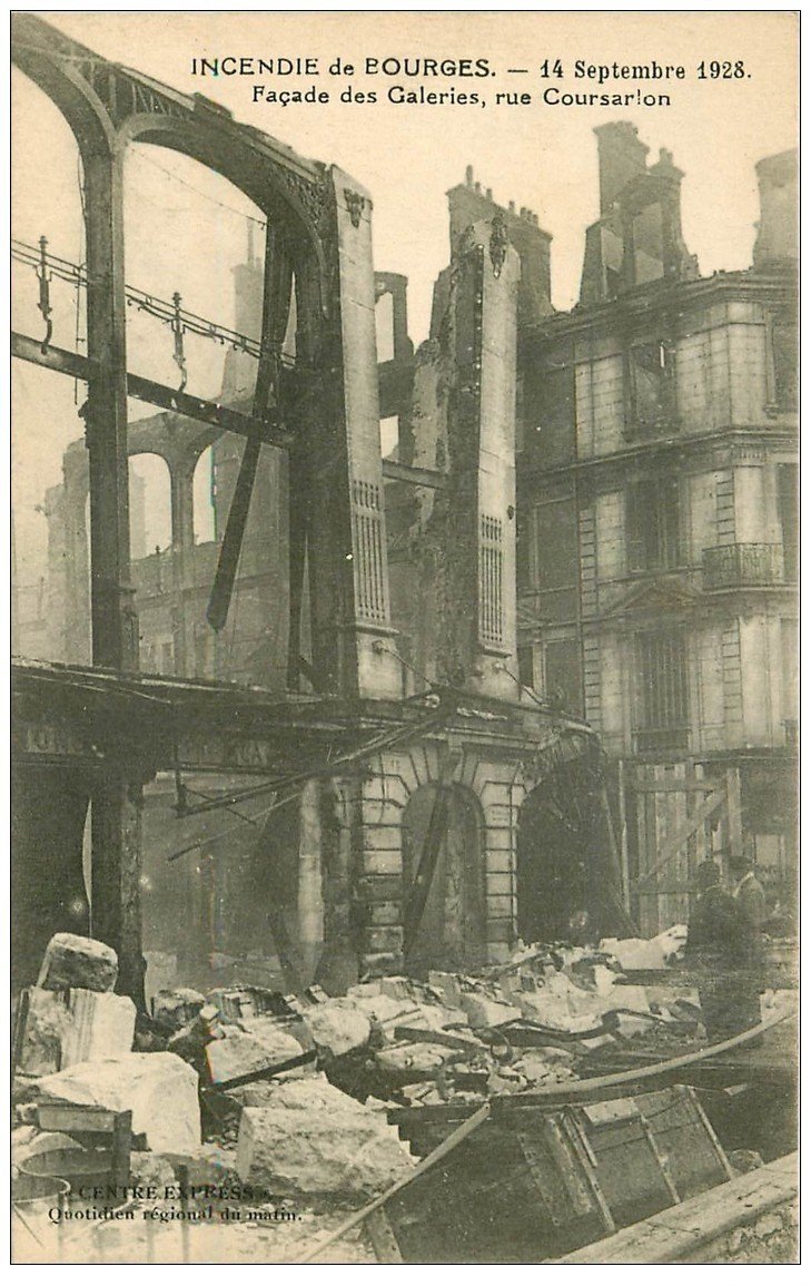 carte postale ancienne 18 BOURGES. Incendie 1928. Galeries rue Coursarlon avec personnages