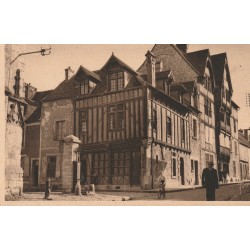 77 MORET SUR LOING. Vieilles maisons où est vendu le sucre d'Orge des Religieuses