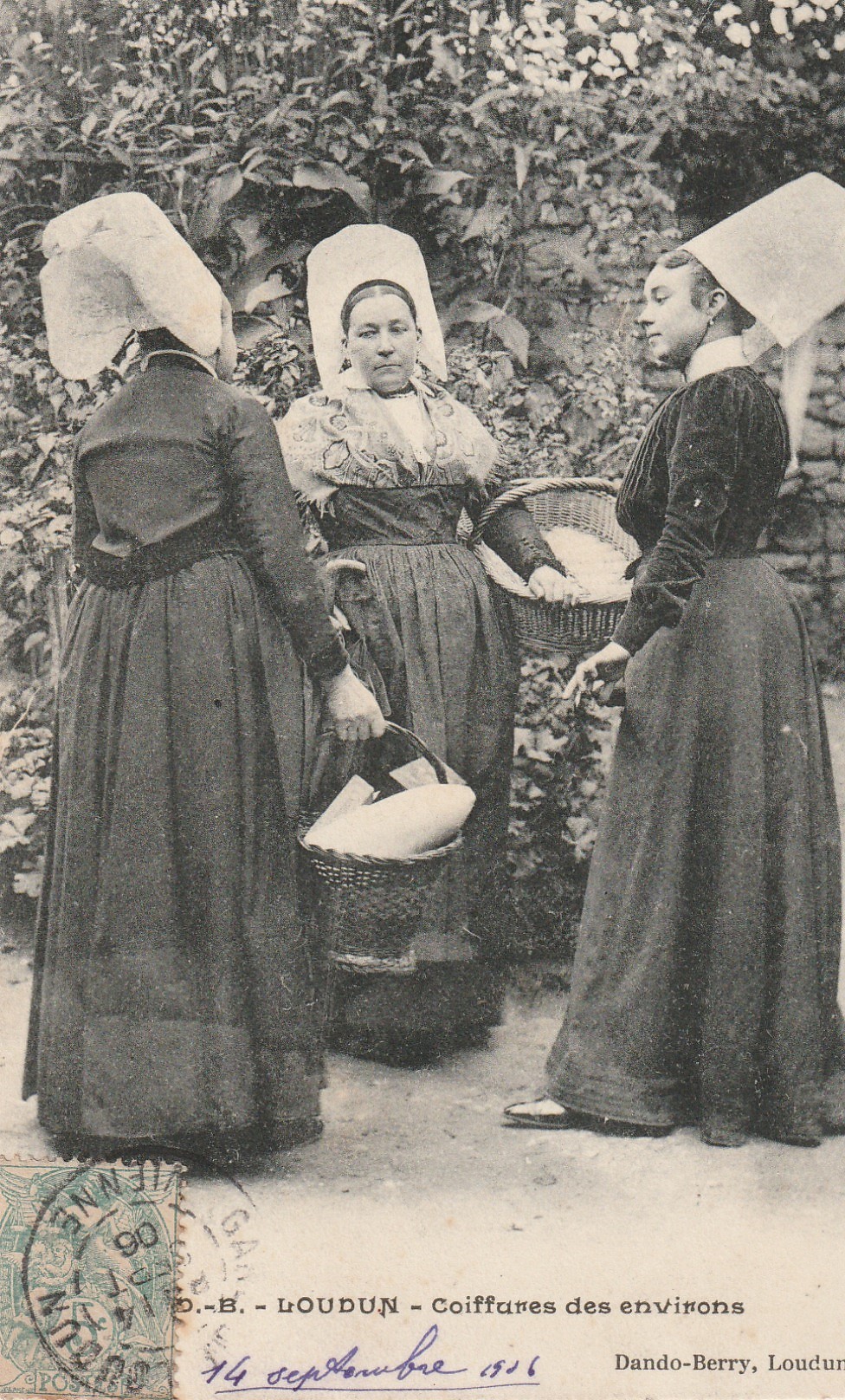 régions Poitou Charentes LOUDUN. Coiffures des environs 1906