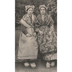 Régions AUVERGNE deux Paysannes, Costume de Fête