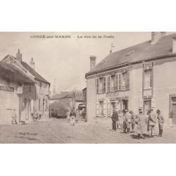 51 CONDE SUR MARNE. Rue de la Poste avec Militaires et petit Train Tramway Epicerie Café