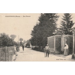 51 COURTISOLS. Rue Massez avec Jardinier 1915
