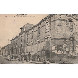 51 GIVRY-EN-ARGONNE. L'Ecole et la Mairie avec le Facteur à vélo
