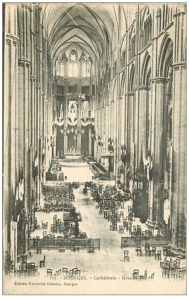 carte postale ancienne 18 BOURGES. La Cathédrale l'intérieur Grande Nef 1919