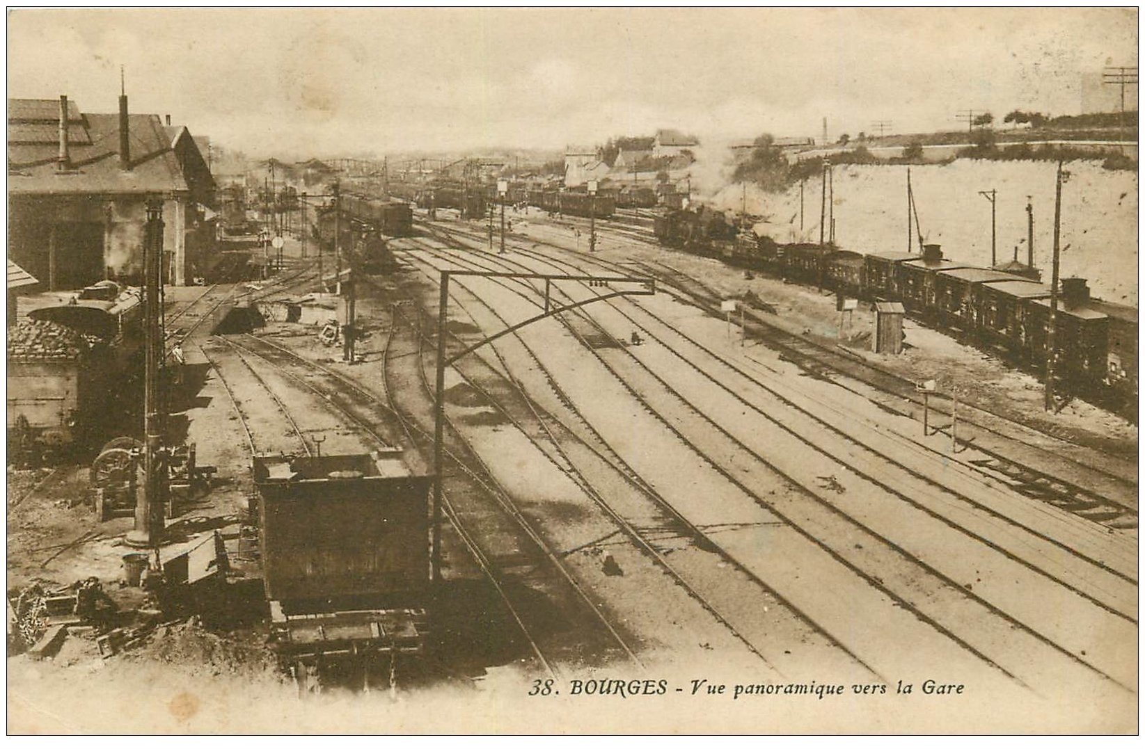 carte postale ancienne 18 BOURGES. La Gare 1928 avec Trains et Locomotive à Vapeur