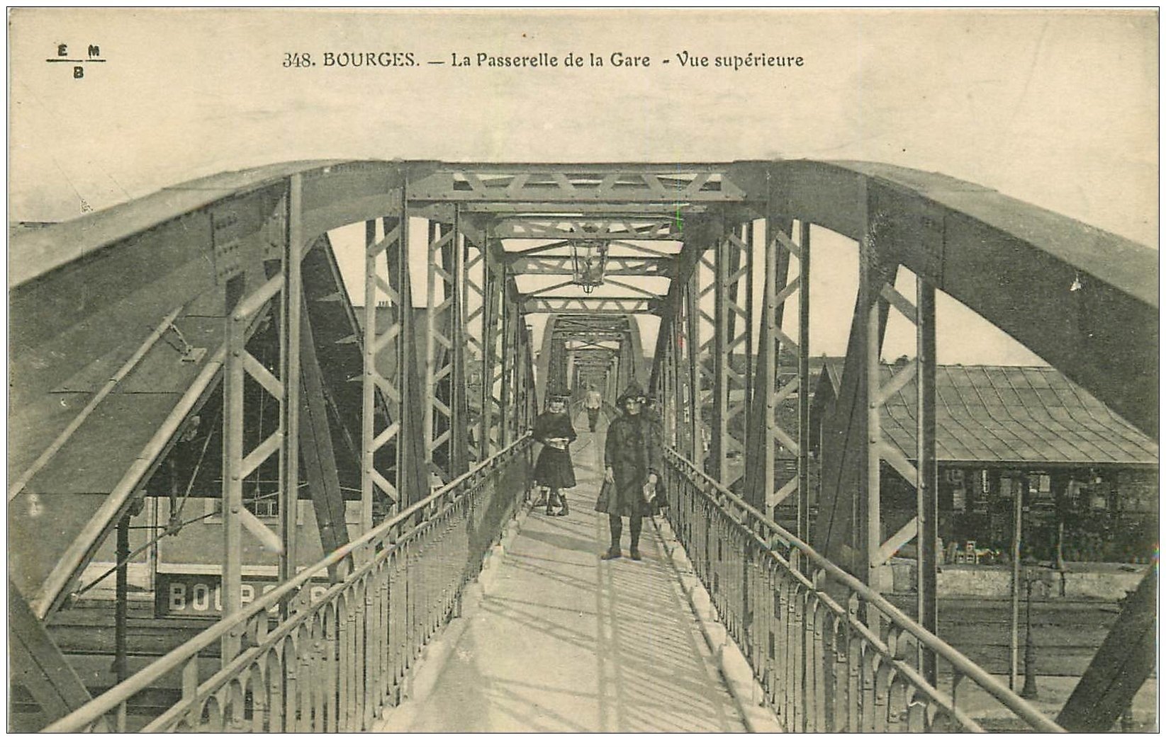 18 BOURGES. La Passerelle de la Gare sur la ligne du Chemin de Fer