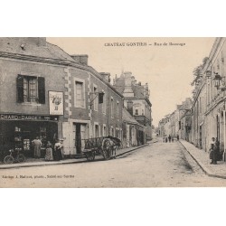 53 CHATEAU GONTIER. Rue de Bazouge attelage devant le Tabac Dardet