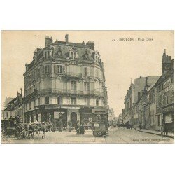 carte postale ancienne 18 BOURGES. La Place Cujas animée 1925. Maison de la Forestine tramway et fiacres