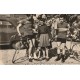 Photo format cpsm Course Cycliste Cyclisme Bicyclette. Une étape d'un Tour avec remise de Fleurs