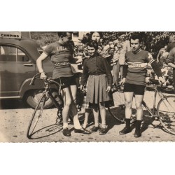 Photo format cpsm Course Cycliste Cyclisme Bicyclette. Une étape d'un Tour avec remise de Fleurs