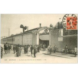 carte postale ancienne 18 BOURGES. La Sortie des Ouvriers de la Fonderie 1913