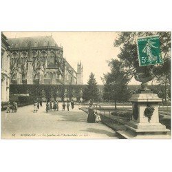 carte postale ancienne 18 BOURGES. Le Jardin de l'Archevêché animé 1910