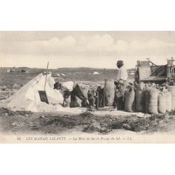 44 Guérande LES MARAIS SALANTS. Mise en Sac et Pesage du Sel