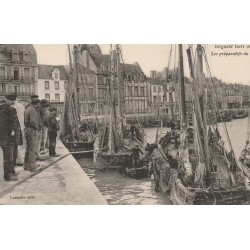 44 LE CROISIC. Bateaux de pêche larguant leurs amarres pour le départ