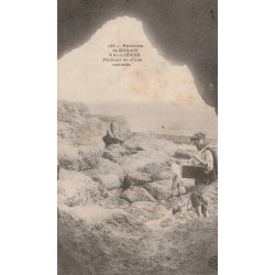 17 VALLIERES. Pêcheur vu d'une caverne 1905
