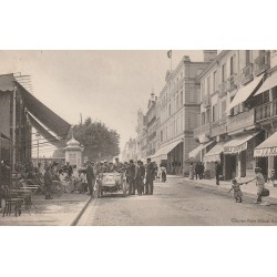 17 ROYAN. Voiture ancienne devant le Kiosque Boulevard Thiers vers 1900