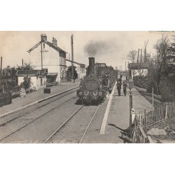 45 ARTENAY. Train locomotive et employés dans la Gare vers 1907